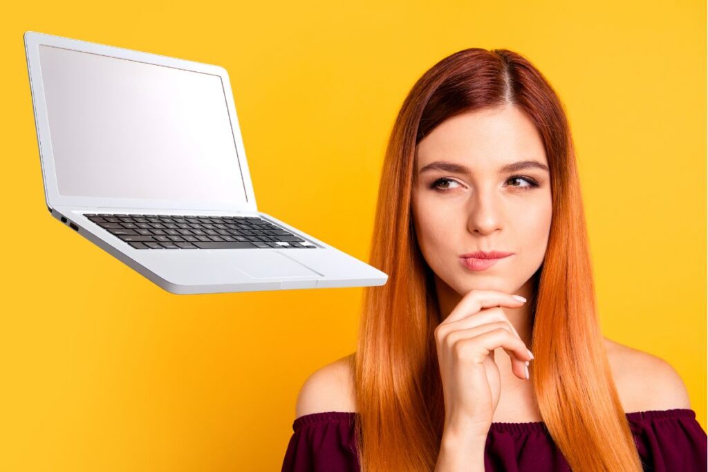 devojka razmislja pametna kupovina laptopa